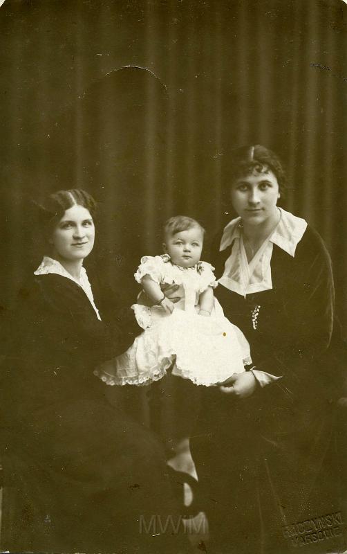 KKE 3801-2.jpg - Od lewej: Janina Mitarnowska (Śliwowska), Halina Mitarnowska, C. Śliwowska, Warszawa, 3. VI. 1915 r.